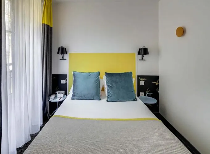 Chambre Double avec un lit et un bureau à l’Hôtel George