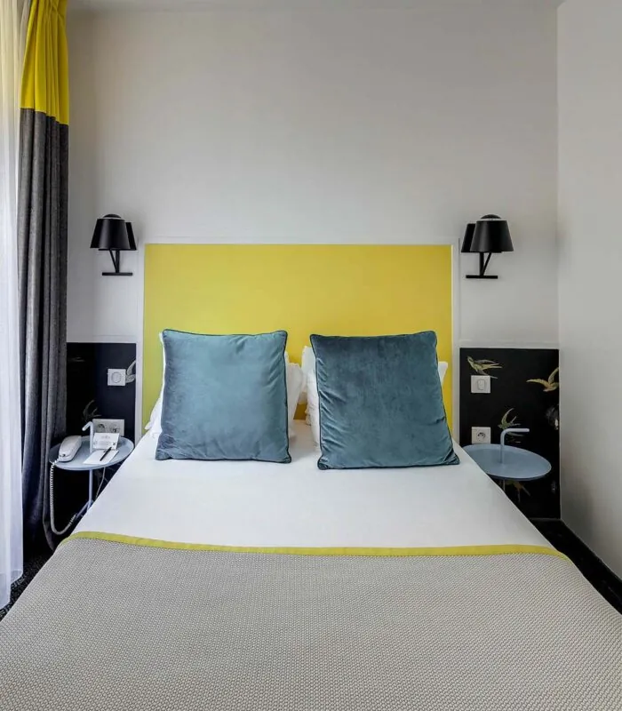 Chambre Double avec un lit et un bureau à l’Hôtel George