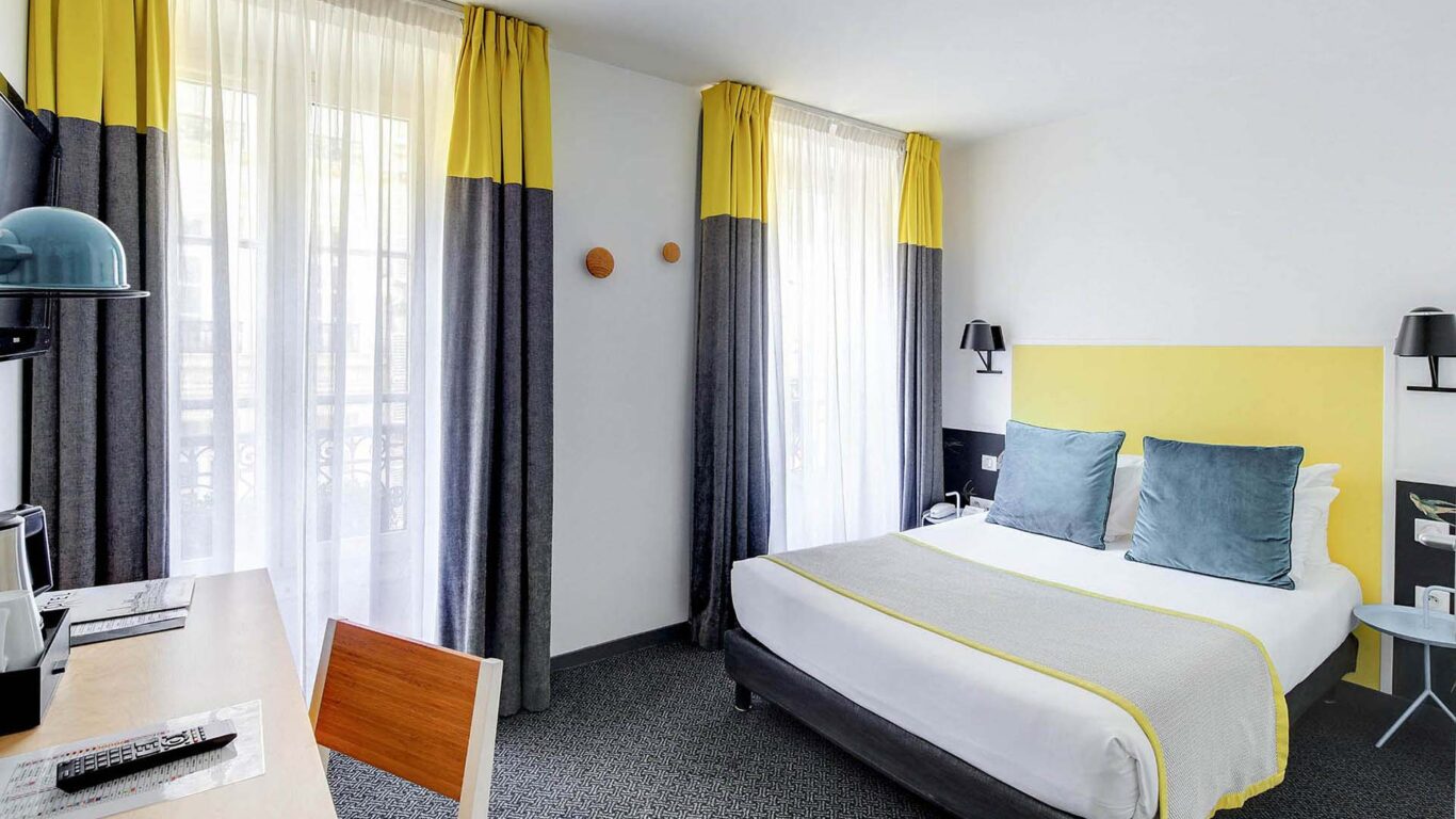 Confortable et spacieuse, la Chambre Familiale est idéale pour profiter de Paris ensemble dans un cadre chaleureux et relaxant