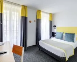 Confortable et spacieuse, la Chambre Familiale est idéale pour profiter de Paris ensemble dans un cadre chaleureux et relaxant