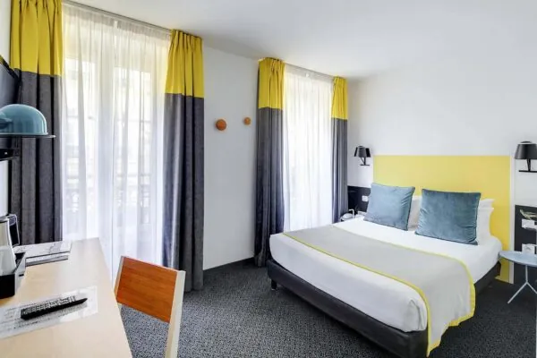 Confortable et spacieuse, la Chambre Familiale est idéale pour profiter de Paris ensemble dans un cadre chaleureux et relaxant