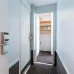 Chambre Familiale avec le numéro 404 sur la porte à l’hôtel George