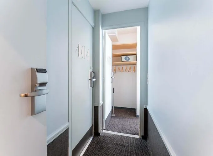Chambre Familiale avec le numéro 404 sur la porte à l’hôtel George