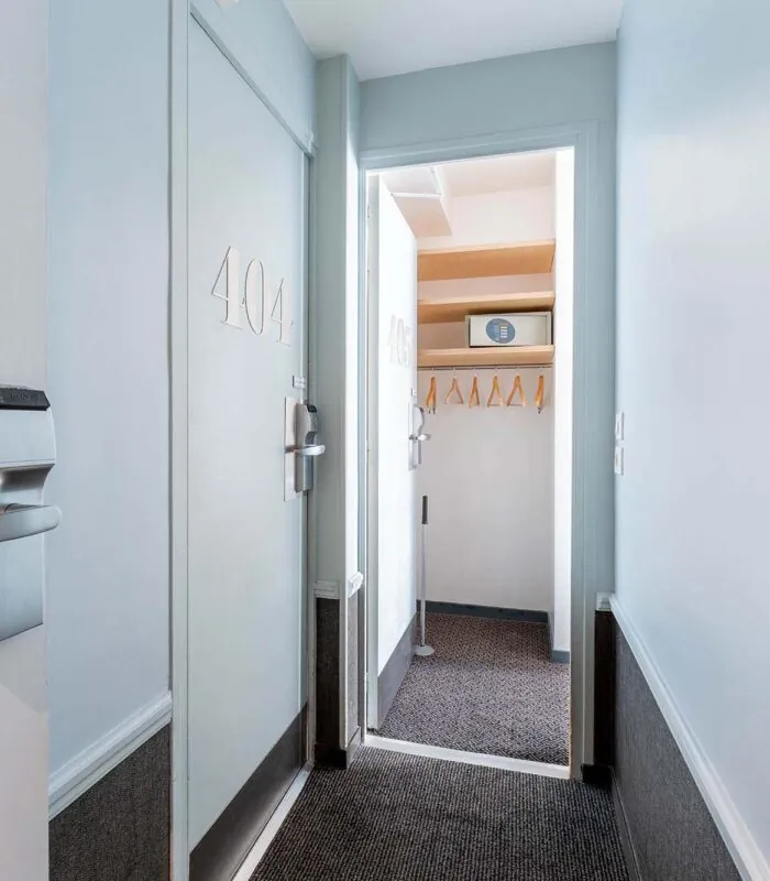 Chambre Familiale avec le numéro 404 sur la porte à l’hôtel George
