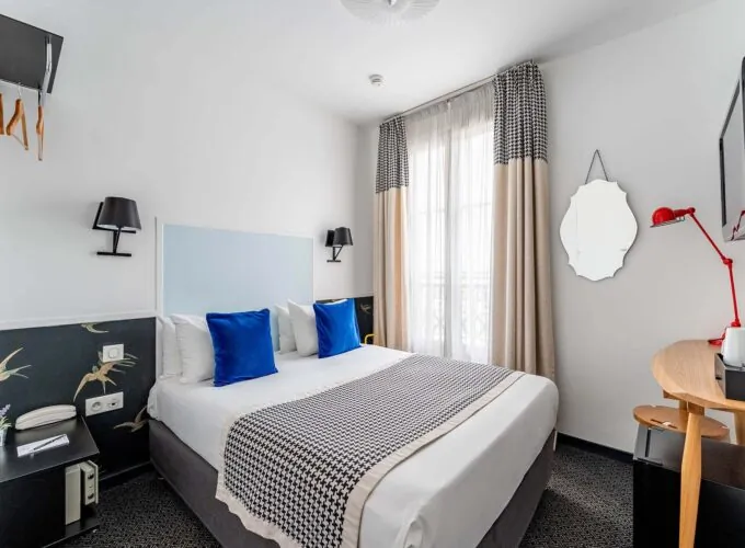 Chambre Single avec un lit et un miroir à l’Hôtel George