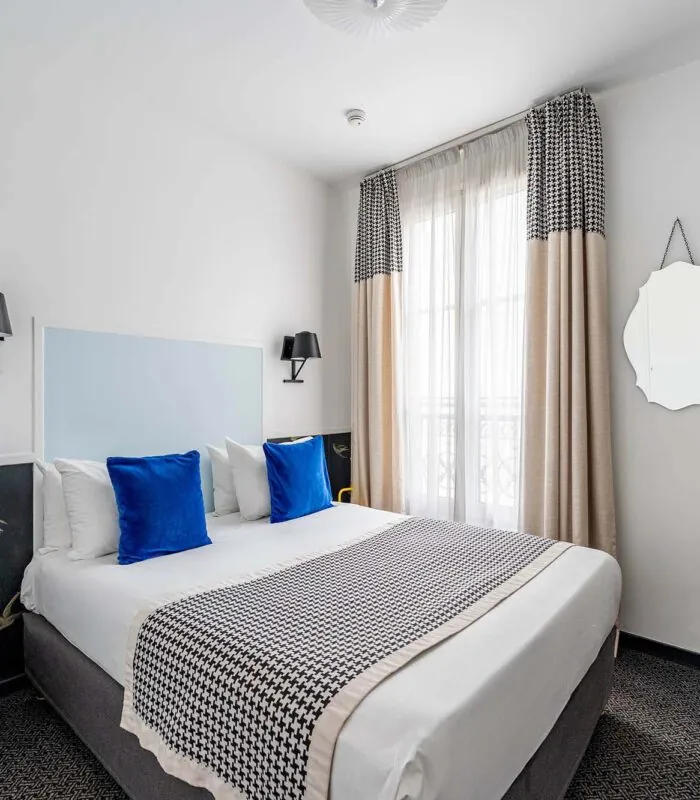 Chambre Single avec un lit et un miroir à l’Hôtel George