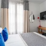 Chambre Single avec un lit et une télévision à écran plat à l’Hôtel George