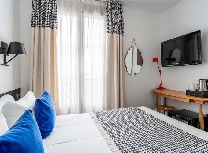 Chambre Single avec un lit et une télévision à écran plat à l’Hôtel George