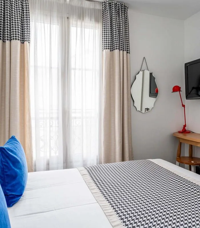 Chambre Single avec un lit et une télévision à écran plat à l’Hôtel George