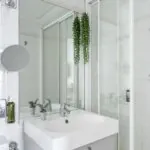 Salle de bain de la Chambre Single avec un lavabo, un miroir et une douche à l’Hôtel George