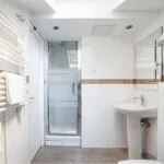 Salle de bain de la Chambre Triple Terrasse avec un lavabo et une douche à l’italienne à l’Hôtel George