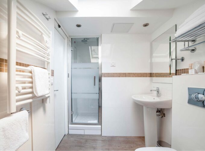 Salle de bain de la Chambre Triple Terrasse avec un lavabo et une douche à l’italienne à l’Hôtel George