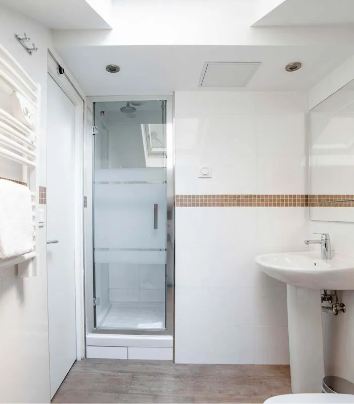 Salle de bain de la Chambre Triple Terrasse avec un lavabo et une douche à l’italienne à l’Hôtel George