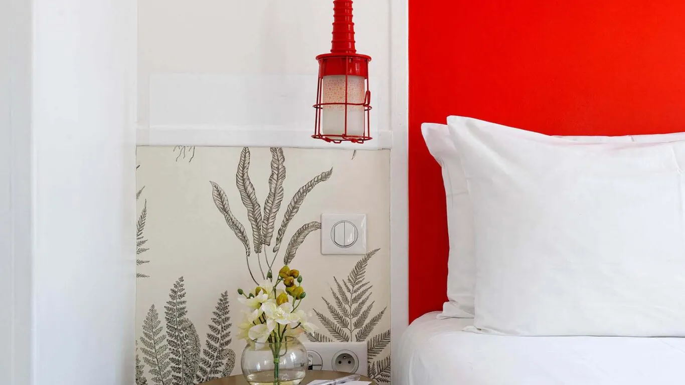 Chambre Twin à l’hôtel George à Paris avec deux lits, un cadre confortable et paisible, idéale pour les voyageurs en solo, les amis ou les collègues