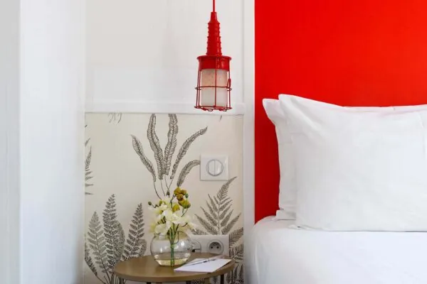Chambre Twin à l’hôtel George à Paris avec deux lits, un cadre confortable et paisible, idéale pour les voyageurs en solo, les amis ou les collègues
