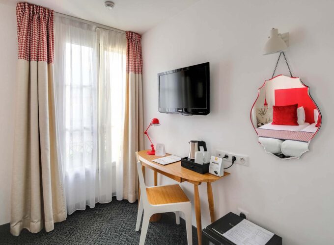 Chambre Twin avec un bureau et une télévision à écran plat à l’Hôtel George