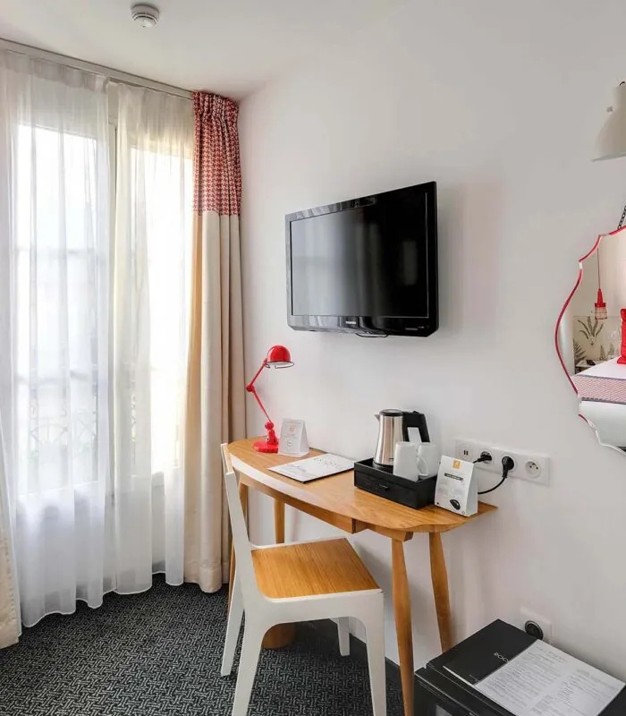 Chambre Twin avec un bureau et une télévision à écran plat à l’Hôtel George