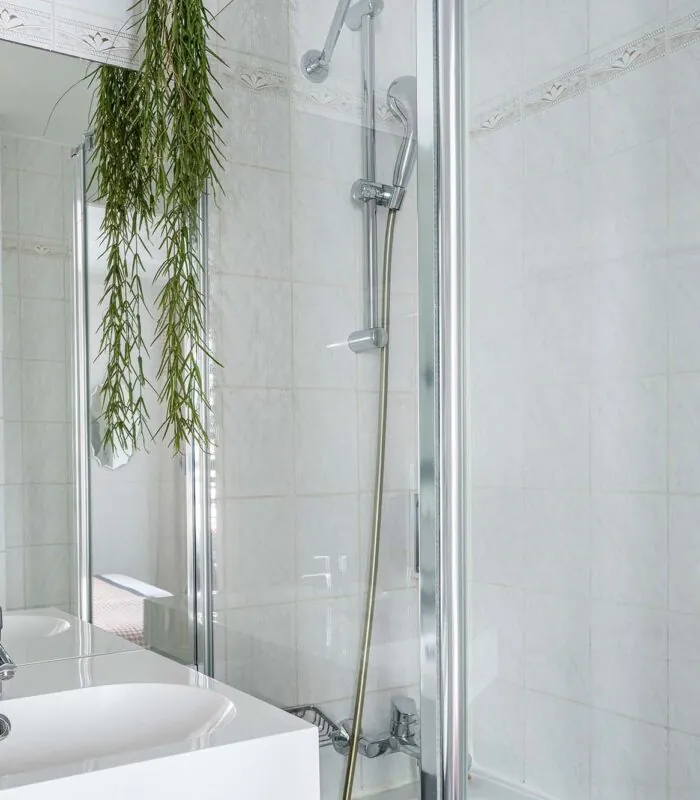 Salle de bain de la Chambre Twin avec un lavabo, une douche et un miroir à l’Hôtel George