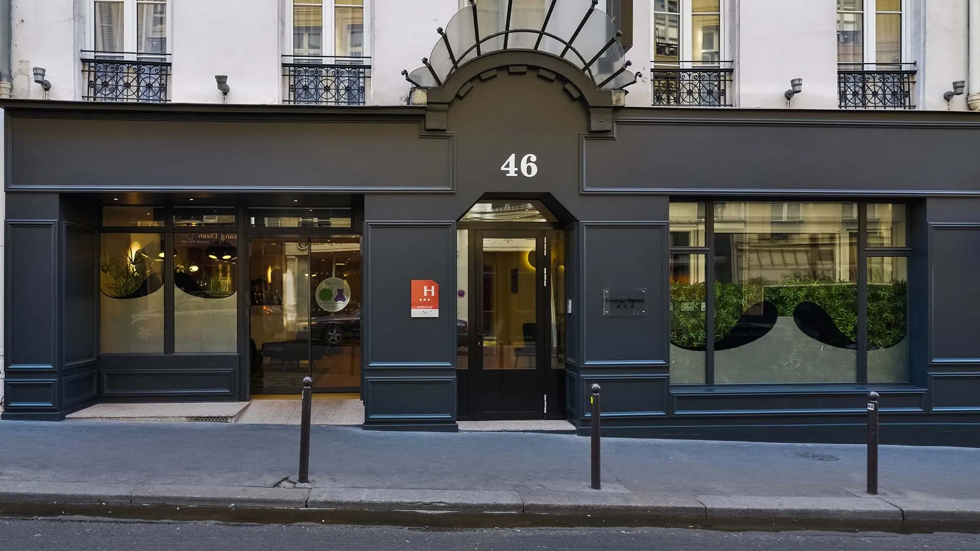 Vue extérieure de la façade de l’hôtel George 3 étoiles du groupe Astotel à Paris,9ᵉ arrondissement