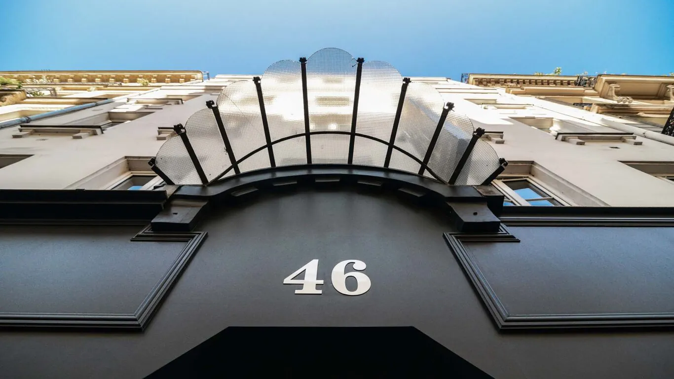 Vue extérieure de la façade de l’hôtel George 3 étoiles du groupe Astotel à Paris, 9ᵉ arrondissement