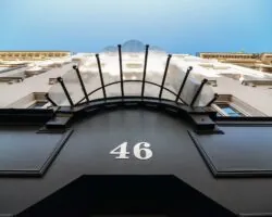 Vue extérieure de la façade de l’hôtel George 3 étoiles du groupe Astotel à Paris, 9ᵉ arrondissement