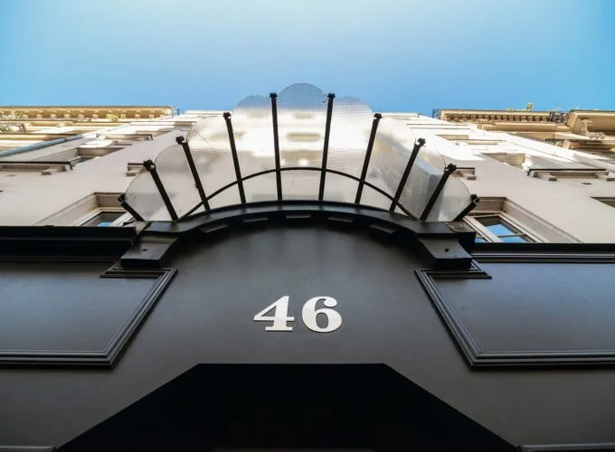 Vue extérieure de la façade de l’hôtel George 3 étoiles du groupe Astotel à Paris, 9ᵉ arrondissement