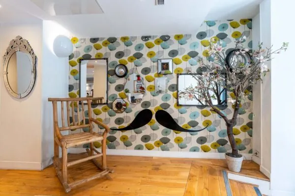 Vue du lobby de l’hôtel George 3 étoiles à Paris