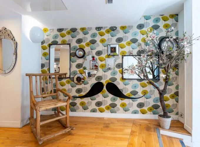 Vue du lobby de l’hôtel George 3 étoiles à Paris