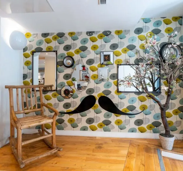 巴黎三星级George酒店 (George) 大厅景观，突出了优雅色彩的和谐与其流行且趣味的装饰，营造出精致而温馨的氛围