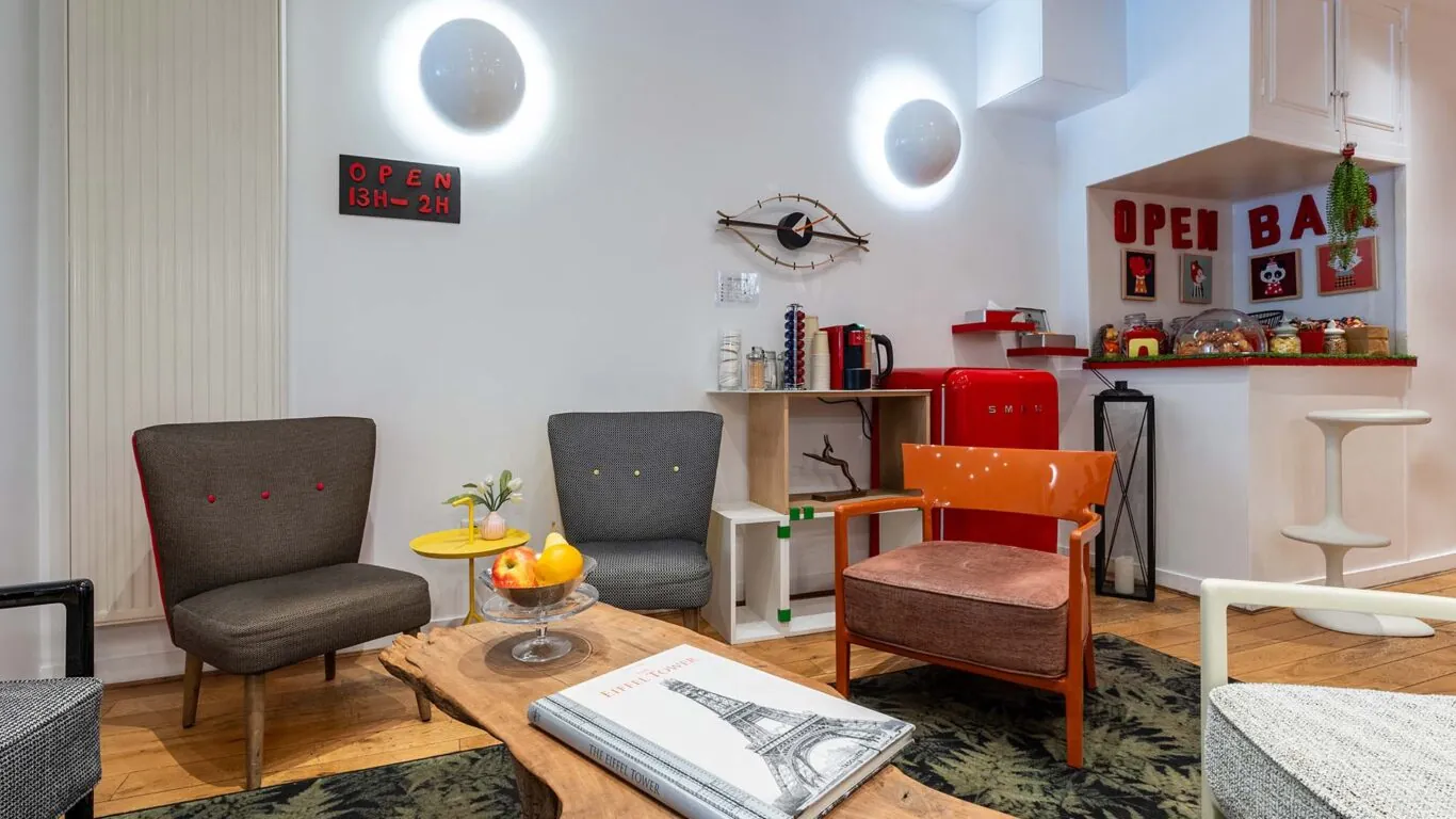 Lobby de l’hôtel George 3 étoiles à Paris aux couleurs élégantes, à la décoration pop et ludique, et à l’atmosphère raffinée et accueillante.