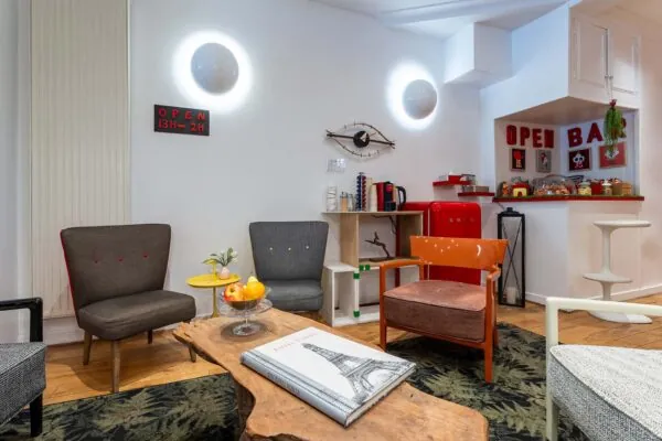 Lobby de l’hôtel George 3 étoiles à Paris aux couleurs élégantes, à la décoration pop et ludique, et à l’atmosphère raffinée et accueillante.