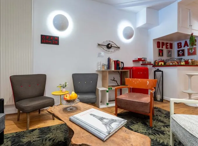 Lobby de l’hôtel George 3 étoiles à Paris aux couleurs élégantes, à la décoration pop et ludique, et à l’atmosphère raffinée et accueillante.