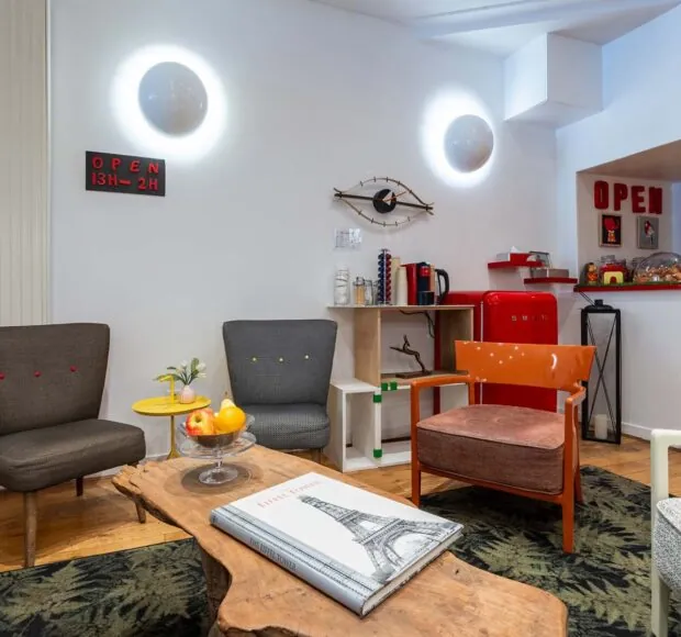 Lobby élégant et lumineux – Hôtel George