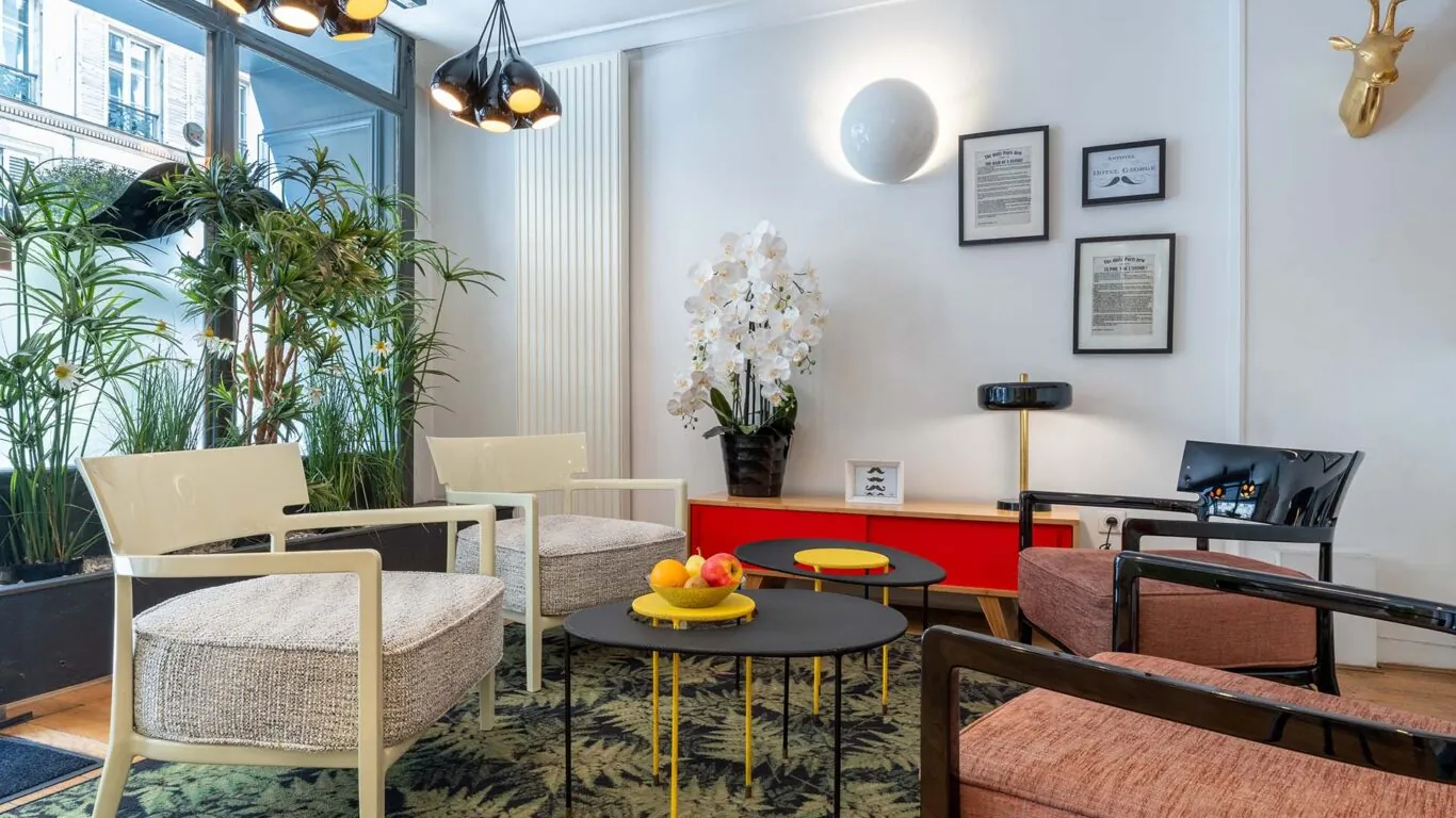 Lobby de l’hôtel George 3 étoiles à Paris aux couleurs élégantes, à la décoration pop et ludique, et à l’atmosphère raffinée et accueillante