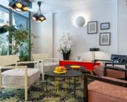 Lobby de l’hôtel George 3 étoiles à Paris aux couleurs élégantes, à la décoration pop et ludique, et à l’atmosphère raffinée et accueillante