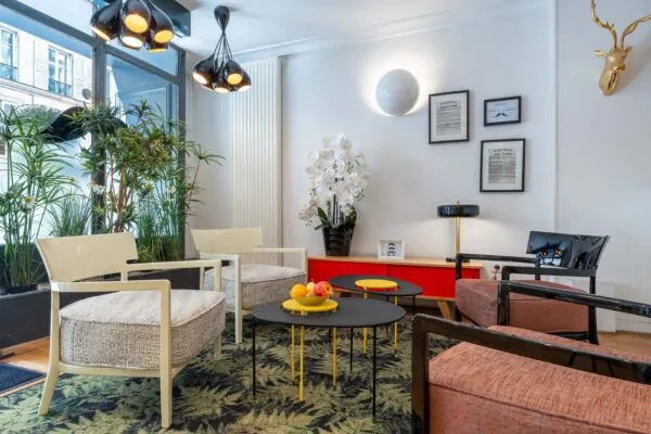 Lobby de l’hôtel George 3 étoiles à Paris aux couleurs élégantes, à la décoration pop et ludique, et à l’atmosphère raffinée et accueillante