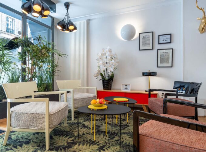 Lobby de l’hôtel George 3 étoiles à Paris aux couleurs élégantes, à la décoration pop et ludique, et à l’atmosphère raffinée et accueillante