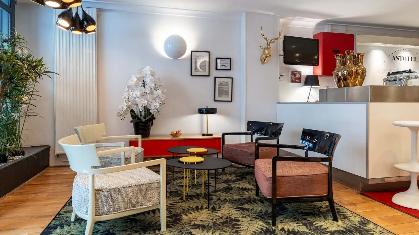 Lobby de l’hôtel George 3 étoiles à Paris aux couleurs élégantes, à la décoration pop et ludique, et à l’atmosphère raffinée et accueillante