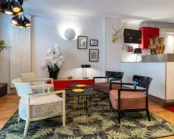 Lobby de l’hôtel George 3 étoiles à Paris aux couleurs élégantes, à la décoration pop et ludique, et à l’atmosphère raffinée et accueillante