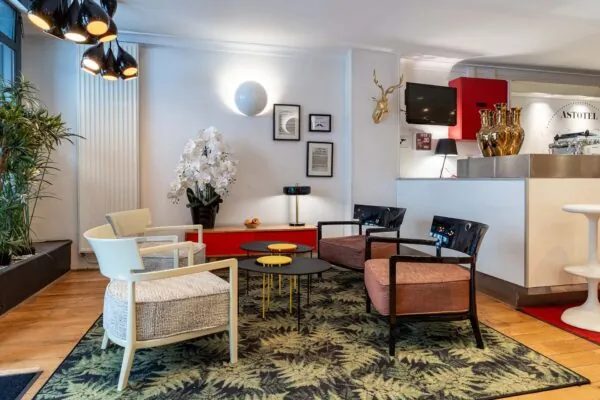 Lobby de l’hôtel George 3 étoiles à Paris aux couleurs élégantes, à la décoration pop et ludique, et à l’atmosphère raffinée et accueillante