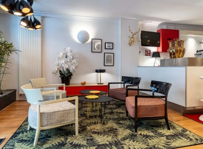 Lobby de l’hôtel George 3 étoiles à Paris aux couleurs élégantes, à la décoration pop et ludique, et à l’atmosphère raffinée et accueillante