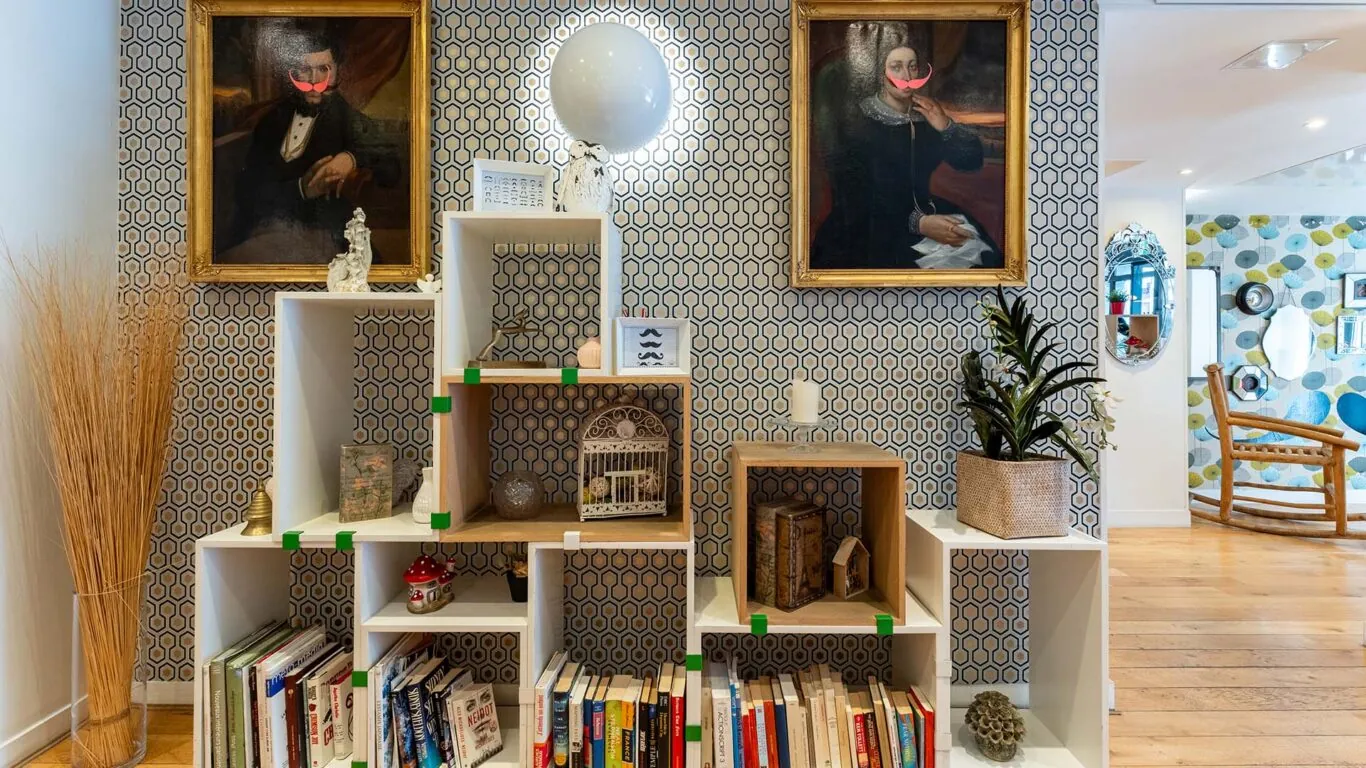 Lobby de l’hôtel George 3 étoiles à Paris aux couleurs élégantes, à la décoration pop et ludique, et à l’atmosphère raffinée et accueillante.