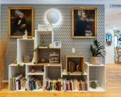 Lobby de l’hôtel George 3 étoiles à Paris aux couleurs élégantes, à la décoration pop et ludique, et à l’atmosphère raffinée et accueillante.