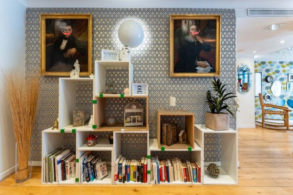 Lobby de l’hôtel George 3 étoiles à Paris aux couleurs élégantes, à la décoration pop et ludique, et à l’atmosphère raffinée et accueillante.