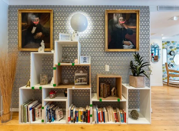 Lobby de l’hôtel George 3 étoiles à Paris aux couleurs élégantes, à la décoration pop et ludique, et à l’atmosphère raffinée et accueillante.