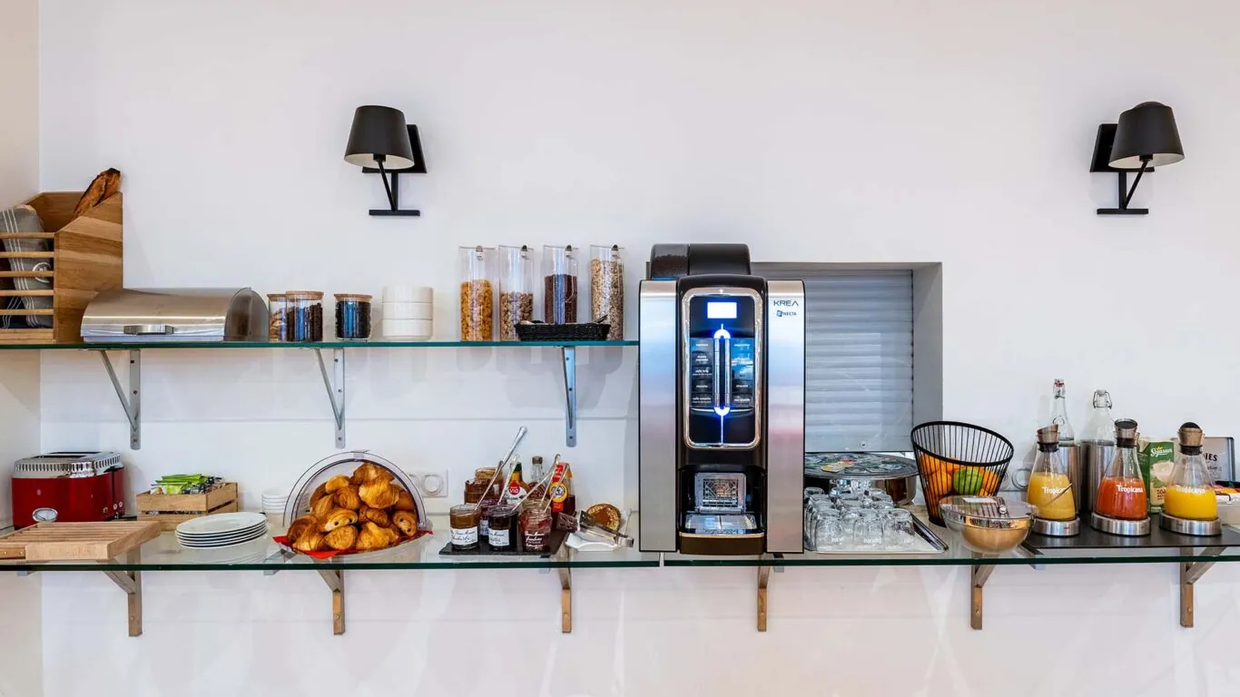 Buffet petit-déjeuner à l’hôtel George à Paris avec viennoiseries, pains frais, fromages, charcuterie, yaourts, fruits et céréales