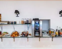 Buffet petit-déjeuner à l’hôtel George à Paris avec viennoiseries, pains frais, fromages, charcuterie, yaourts, fruits et céréales