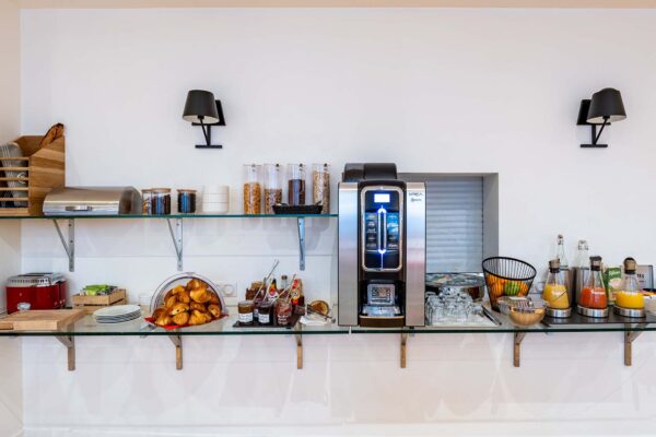 Buffet petit-déjeuner à l’hôtel George à Paris avec viennoiseries, pains frais, fromages, charcuterie, yaourts, fruits et céréales