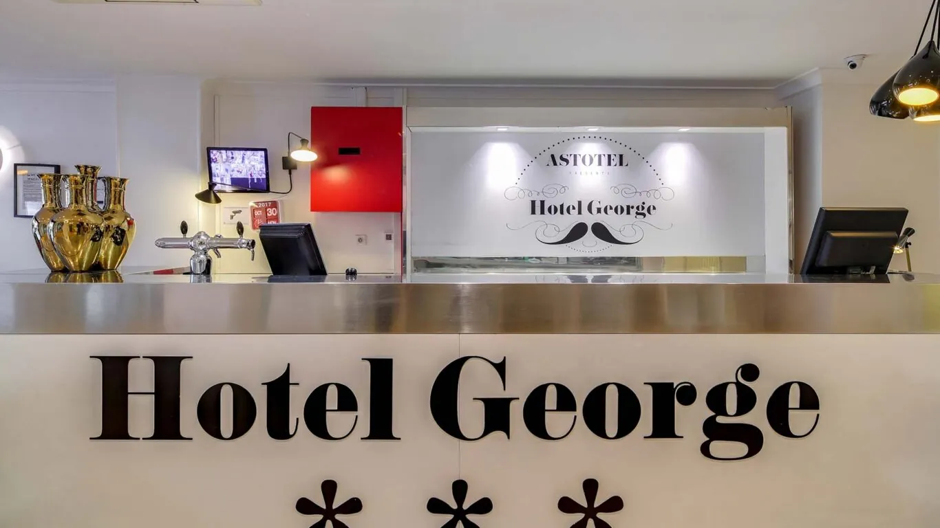 L’atmosphère de la réception de l’hôtel George se caractérise par un accueil chaleureux