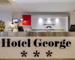 L’atmosphère de la réception de l’hôtel George se caractérise par un accueil chaleureux